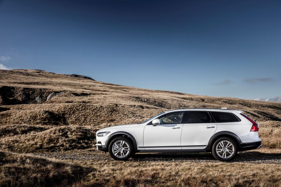  Volvo V90 D4 Cross Country 2017 года  (UK) (фото 32 из 40)